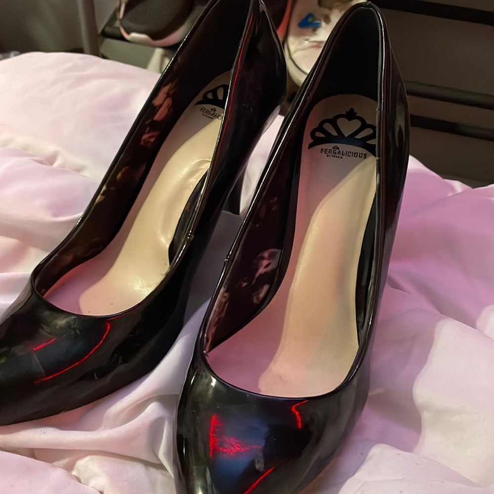 Black pumps